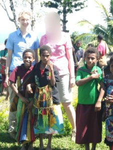 von Schulkindern umringt