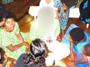 Wie soll man sich dieses ferne Deutschland vorstellen? - Annika zeigt Bilder, die alle brennend interessieren