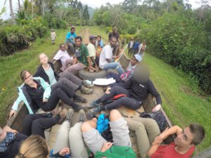 In Deutschland undenkbar, doch in PNG die ganz normale Möglichkeit, wenn man die Gelegenheit bekommt mit dem Auto in die Stadt Lae mitzufahren: Man sitzt ohne jegliche Sicherung auf der Ladefläche
