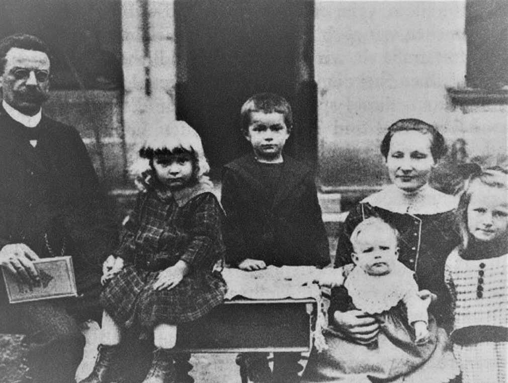 Fam. Dietzfelbinger vor dem Pfarrhaus in Burgfarrnbach, 1913