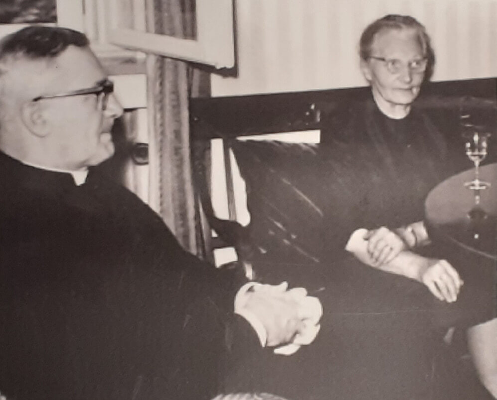 Magda Dietzfelbinger mit ihrem Sohn, Landesbischof Hermann Dietzfelbinger, 1964