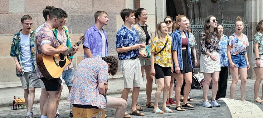 Die Jugendgruppe Ten Sing vor St. Lorenz
