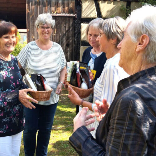 Der Kirchenvorstand dankte für das langjährige Engagement mit jeweils einem Korb voller Genüsse aus dem fairen Handel.