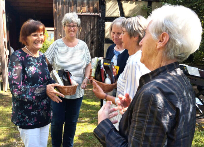Verabschiedung Büchereiteam Der Kirchenvorstand dankte für das langjährige Engagement mit jeweils einem Korb voller Genüsse aus dem fairen Handel.